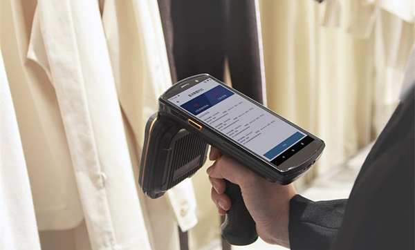 PDA数据采集器用于服装行业，扫二维码、条形码出入库盘点