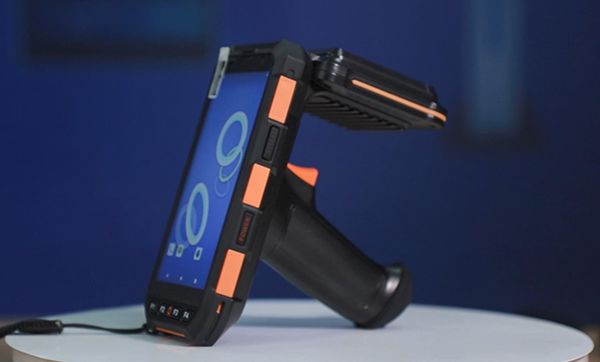 PDA数据采集器用于服装行业，扫二维码、条形码出入库盘点